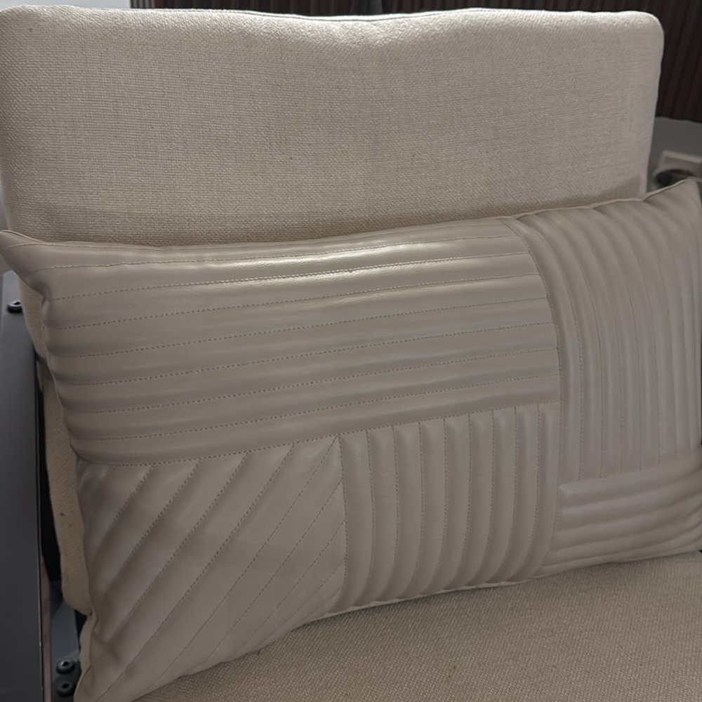 Modern lumbar pillow - Picture 2 of 2